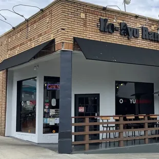 the outside of a restaurant