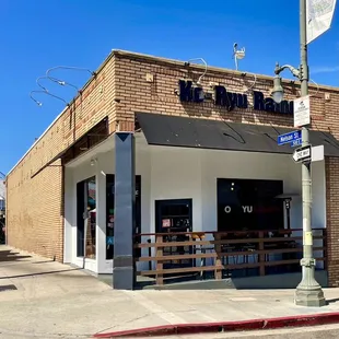 the outside of a restaurant