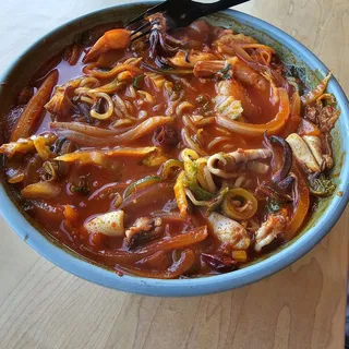 Jjampong (Spicy Seafood Noodle Soup)
