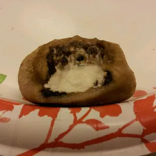 Mochi cream in hojicha flavor.
