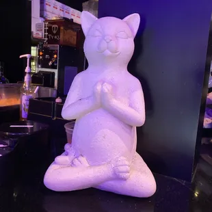 a cat statue