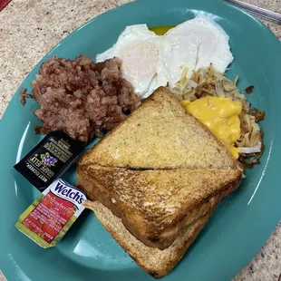 a plate of breakfast food