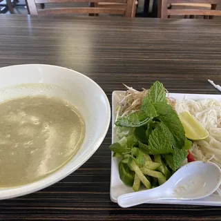 NOM BANCHOK (Curry or Samlor Khmer)