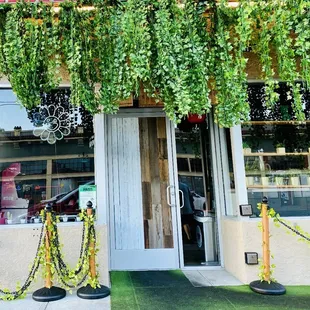 Closed between 2:30pm-4:00pm