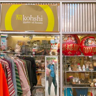 I really like the scents in this shop. They sell Daruma here.