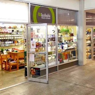 Kohshi has a  very large display window.