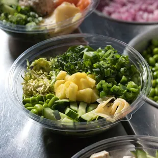 Veggie Bowl - Cucumber, edamame, kale, brussel sprout, ginger, pineapple, green onion, jalapeño, house
sauce, sesame seeds - vegan