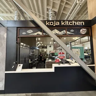 Pickup area. 3 peeps n me waiting 30min