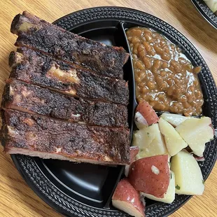 Ribs with mashed potatoes and Baked Beans