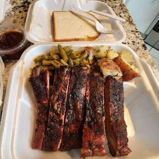 Ribs, parsley potatoes, green beans