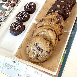 Chocolate Chip Cookies , Hazelnut Milk Chocolate Cookies and Kalamansi Sandwich

Freshly baked pastries every friday and saturday