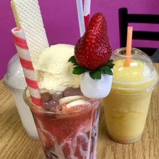 Escamocha with lime and pineapple slushes