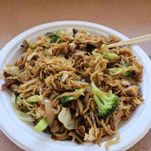 a plate of noodles and broccoli