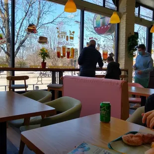 Bevvies and bakery treats on a lazy Sunday with the fam'.