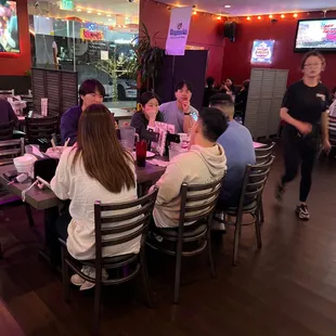 Super busy sunday, came here to have some chicken and beer and I loved the environment.