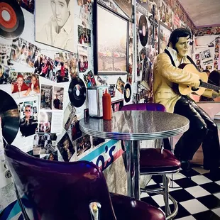 The cutest mom n pop type 50's diner