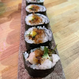 Hamachi maki