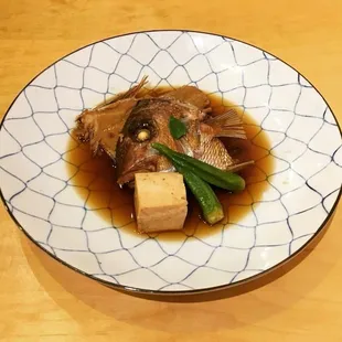 Simmered snapper head and tail.

鯛の尾頭の煮付。