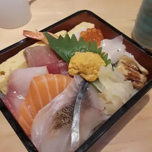 ちらし寿司　chirashi dinner.