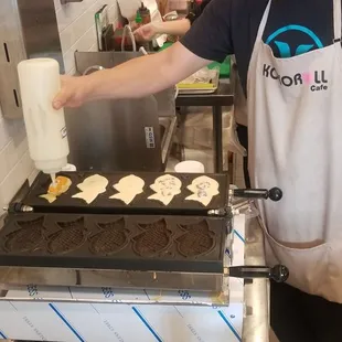 Making taiyaki