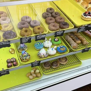 I love this place! They make good donuts.