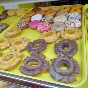 The old-fashioned donuts are the best! (The two front rows.)