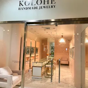 Custom Jewelry Bar in Waikiki Beach Walk