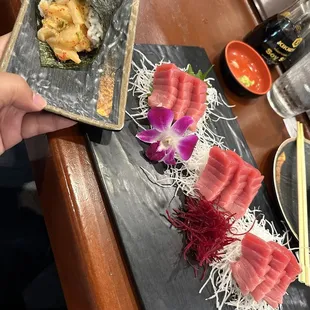 Tuna sashimi dinner &amp; spicy scallop Handroll