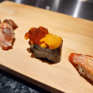 Ikura uni nigiri