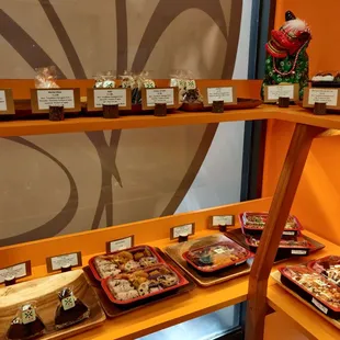 Fresh onigiri and bentos made with tsuyahime rice