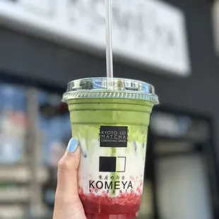 The creamy and delicious Strawberry matcha (classic).