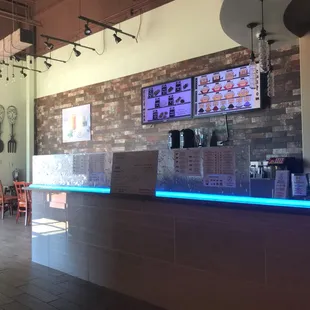 Drink bar, decor, and ambiance