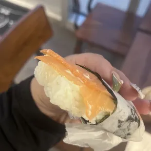 salmon musubi