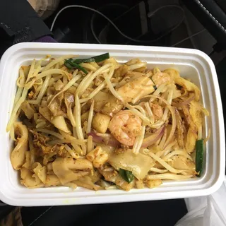 6. Hong Kong Style Curry Flat Rice Noodles