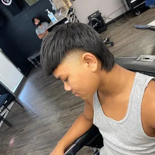 Mullet / wolf cut