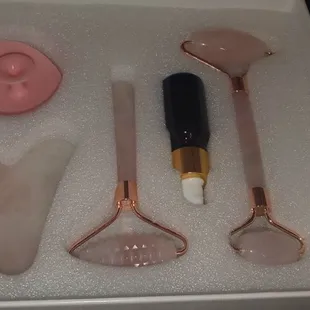 Facial kit with rose quartz rollers