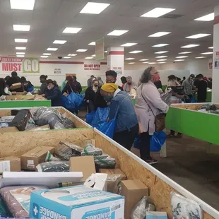 a large amount of people in a store
