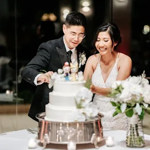 Bride and groom cake cutting ceremony at Ko'olau Ballrooms &amp; Conference Center | Wedding Photography by HNL Studios www.hnlstudios.com