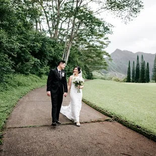 Couple's Portraits at Ko'olau Ballrooms &amp; Conference Center | Wedding Photography by HNL Studios www.hnlstudios.com