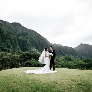 Couple's Portraits at Ko'olau Ballrooms &amp; Conference Center | Wedding Photography by HNL Studios www.hnlstudios.com