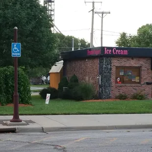 Adorable,fun place to get froyo and stellar ice cream!