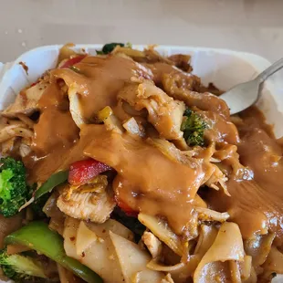 Pad kee mao (with peanut sauce).