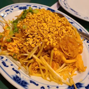 Pad thai with chicken.