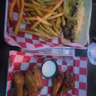 The food was so good! Wings crispy and fresh and their chili dog was HUGE!