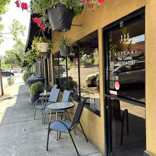 Sidewalk seating in the shade!