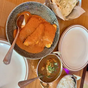 Garlic naan, curry chicken, tikka masala salmon