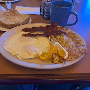 a breakfast of eggs, bacon and toast