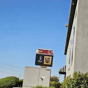 the sign for the restaurant