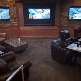 Great family room atmosphere to watch ur favorite team.