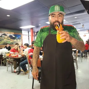 Carlos disfruta una bebida